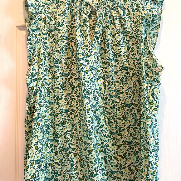 Old Navy Tops - NWOT Old Navy top